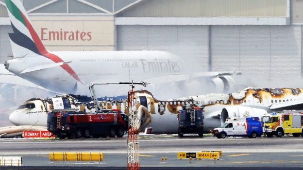هواپیمای شرکت امارات هنگام فرود در فرودگاه  دبی سقوط کرد