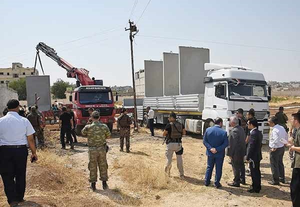 ترکیه در حال ساخت دیوار مرزی با سوریه در نزدیک شهر سوروچ در ترکیه و کوبانی در سوریه است.