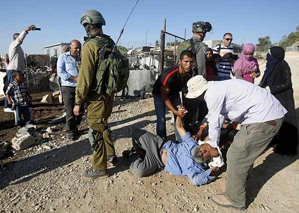 پیرمرد فلسطینی چند ساعت برای جلوگیری از تخریب خانه‌اش درمقابل نظامیان اسرائیلی مقاومت کرد.