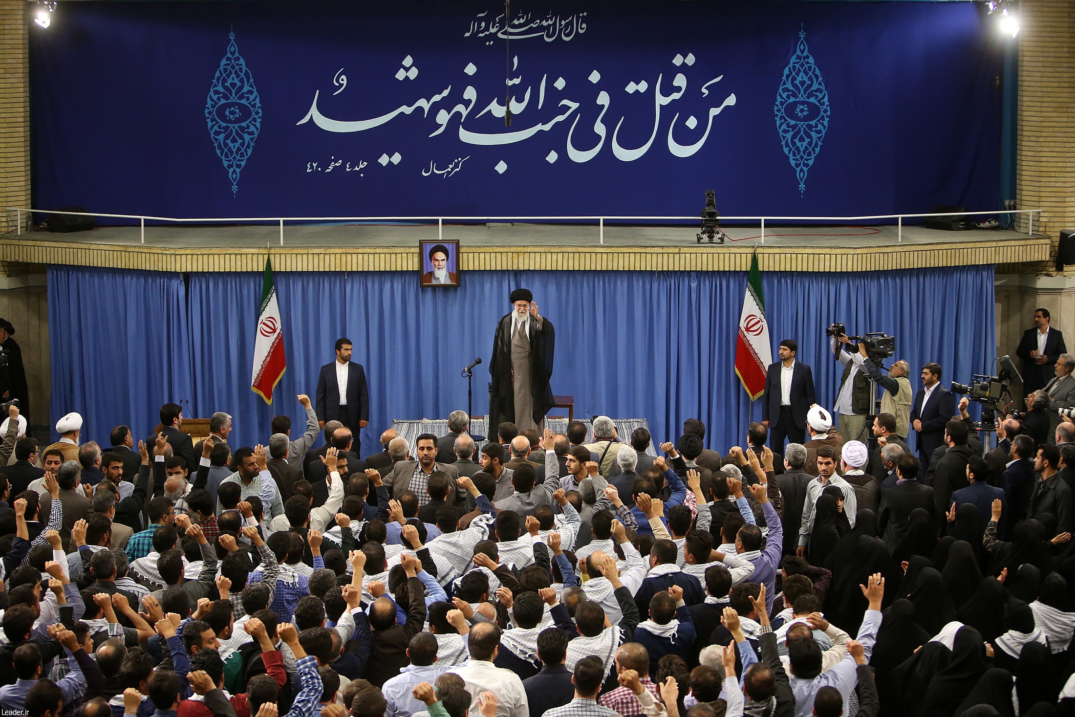 رهبر معظم انقلاب اسلامی در دیدار خانواده های شهدای منا