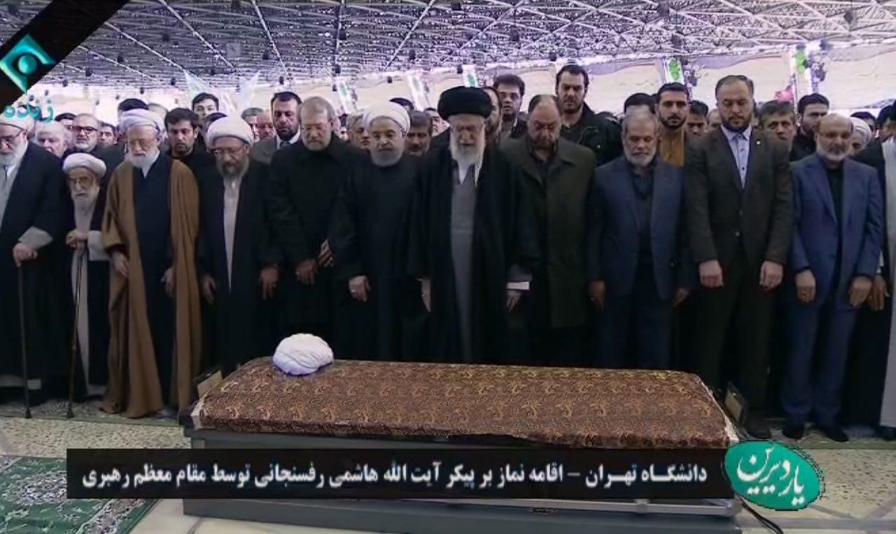 اقامه نماز توسط رهبر انقلاب بر پیکر آیت الله هاشمی رفسنجانی