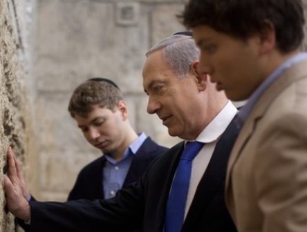 پسر نتانیاهو به اتهام فساد و دریافت رشوه بازجوئی می شود