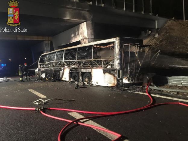 واژگونی و آتش سوزی اتوبوس در ایتالیا جان ۱۶ دانش آموز را گرفت