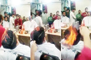  پنجاب> آرایشگری در پاکستان برای کوتاه کردن و حالت دادن به موهای مشتری از آتش استفاده می‌کند. 