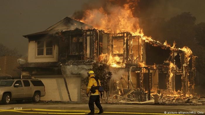 آتش‌سوزی کالیفرنیا بیش از ۱۰ هزار نفر را بی‌خانمان کرد