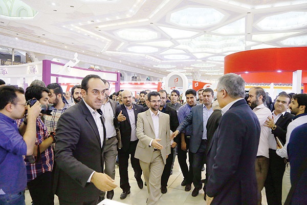 وزیر ارتباطات از غرفه همشهری در نمایشگاه مطبوعات بازدید کرد
