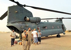 نظامیان امارات در کنار بالگرد شینوک آمریکایی در جریان عملیات نظامی یمن.