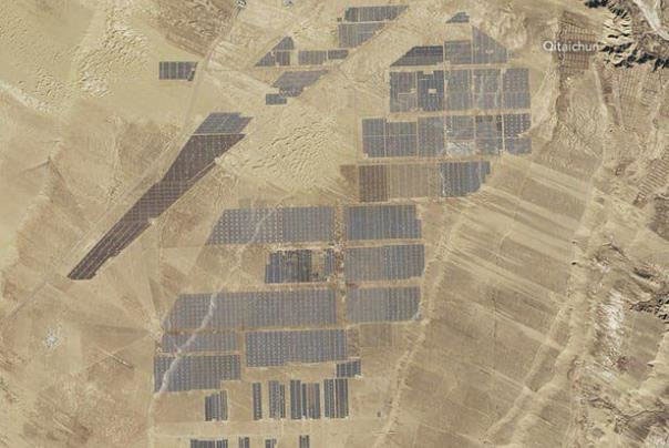 تماشای بزرگ‌ترین مزرعه تولید برق خورشیدی از فضا 