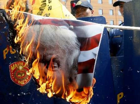 مردم فیلیپین تصاویر ترامپ را به آتش کشیدند