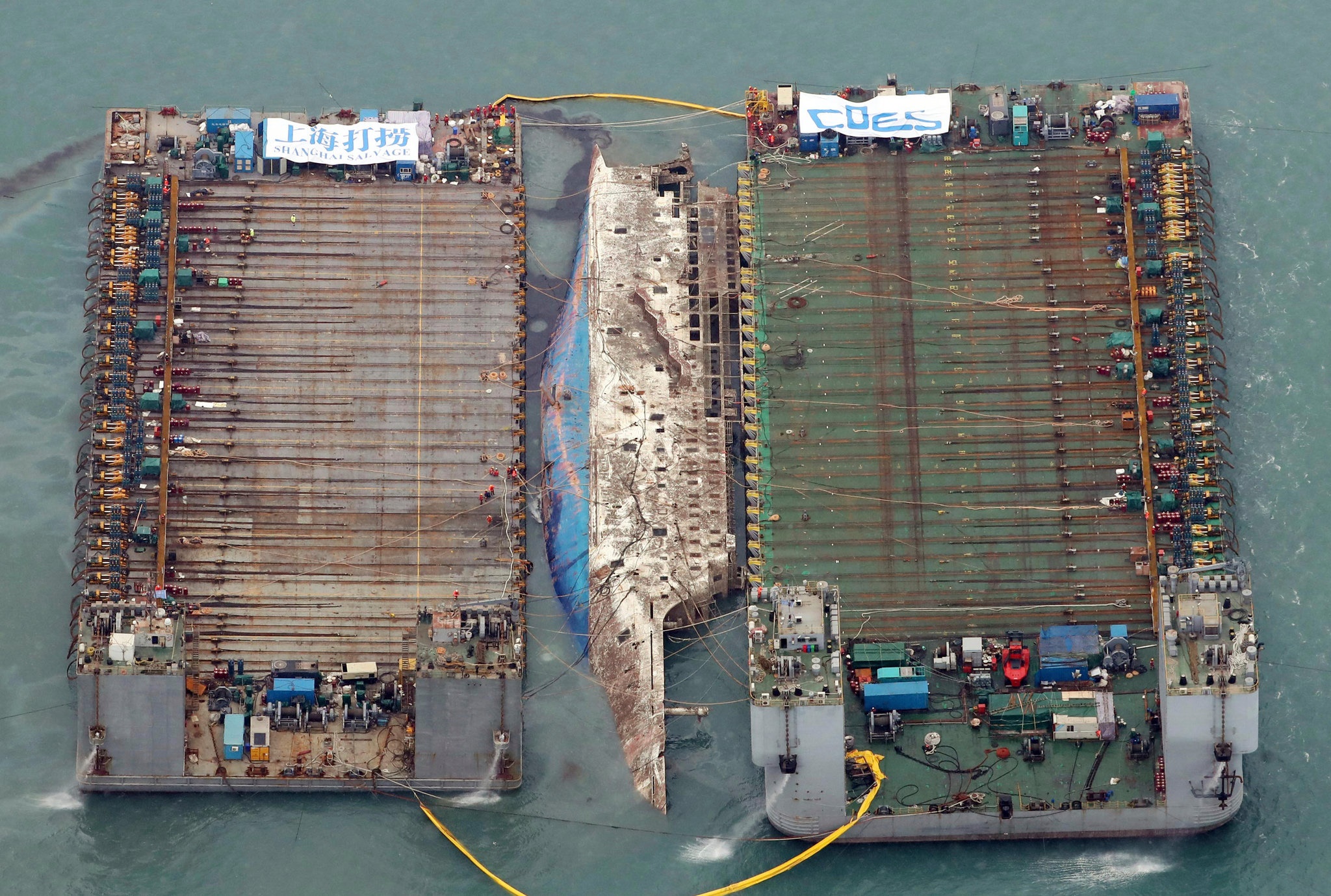 کشتی کره‌ای سه سال پس از غرق شدن از زیر آب بیرون کشیده شد
