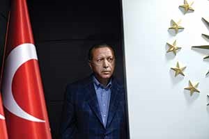 اردوغان ساعتی بعد از اعلام نتایج همه‌پرسی. چهره نگران او لحظاتی پیش از سخنرانی، خبرساز شد.