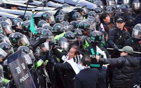  درگیری مردم و پلیس کره جنوبی بر سر استقرار سامانه موشکی تاد آمریکا