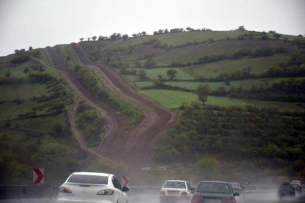 تصویر | جاده‌های شمال ایران؛  یک بعد از ظهر بارانی و مه‌آلود