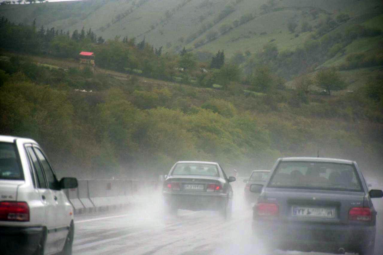 تصویر | جاده‌های شمال ایران؛  یک بعد از ظهر بارانی و مه‌آلود