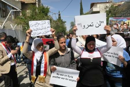  مردم سوریه در اعتراض به حمله آمریکا مقابل دفتر سازمان ملل در دمشق تجمع کردند