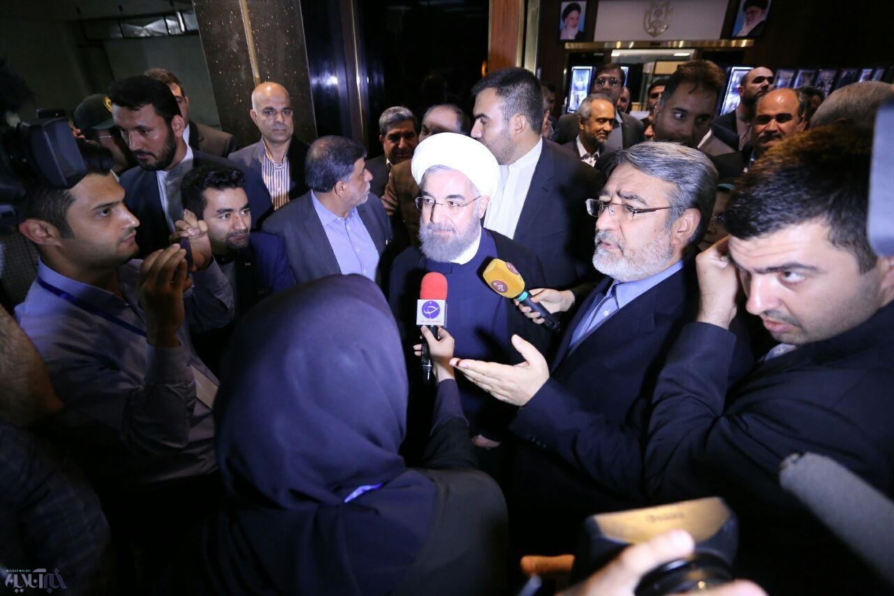 حاشیه‌های دیدار روحانی از ستاد انتخابات کشور | نماینده رئیسی اعتراض کرد