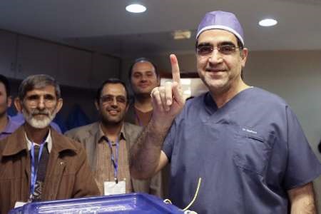وزیر بهداشت با لباس جراحی رأیش را به صندوق انداخت