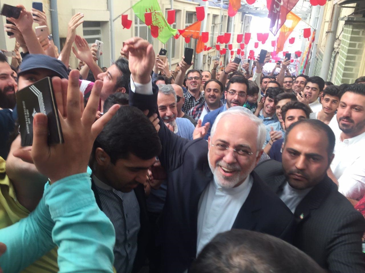 ظریف در کنار شعارهای حمایتی مردم رأیش را به صندوق انداخت
