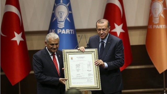  اردوغان بعد از ۹۷۹ روز بار دیگر به عضویت حزب عدالت و توسعه درآمد