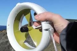 با این توربین قابل‌حمل از آب و باد برق بگیرید