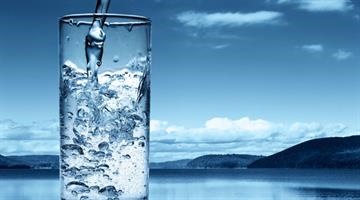 ۱۰ اخطاری که به شما می‌گوید باید بیشتر آب بنوشید!