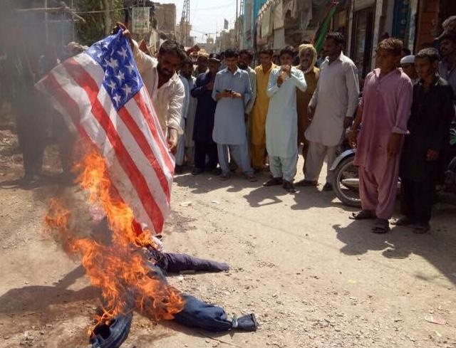  ادامه خشم پاکستان | شعار ضدترامپ و سوزاندن پرچم مقابل کنسولگری آمریکا