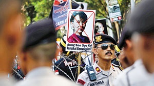 فعالان حقوق بشر  خواستار پس گرفتن جایزه صلح نوبل از آنگ سان‌سوچی، رهبر میانمار شده‌اند.
