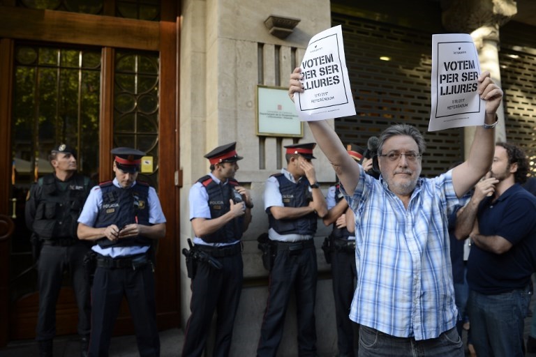 پلیس اسپانیا با یورش به ساختمان‌‌های دولتی در کاتالونیا چند مقام را بازداشت کرد