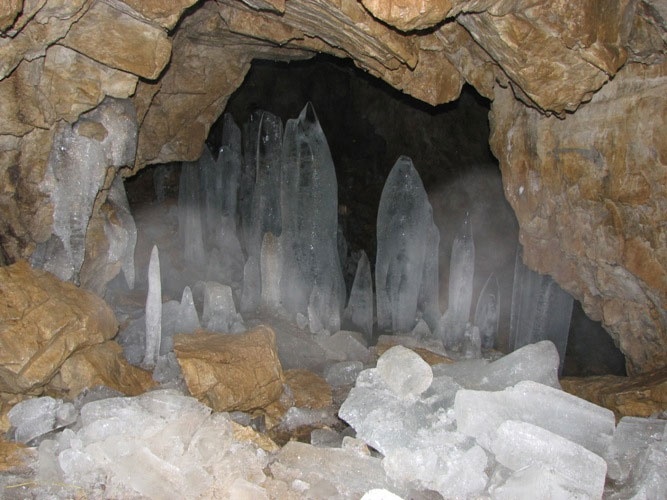 غارها، ذخیره‌گاه‌های آب و یخ