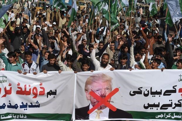  راهپیمایی اعتراضی مردم پاکستان علیه اتهامات اخیر ترامپ