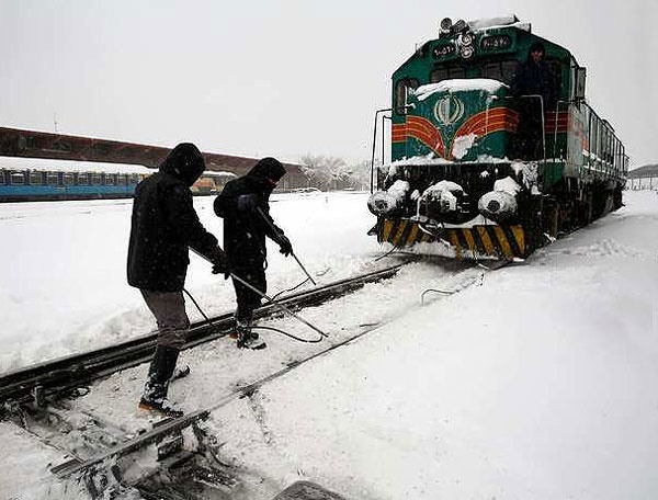 کارگران راه‌آهن برف