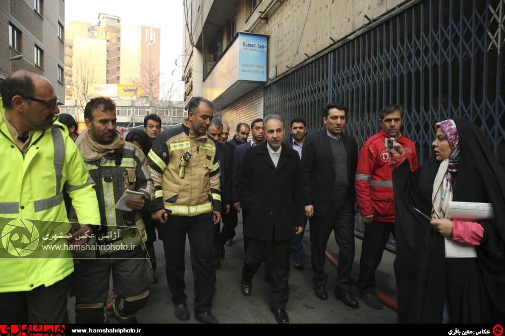 حضور شهردار تهران در محل آتش‌سوزی ساختمان وزارت نیرو