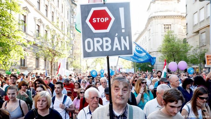 تظاهرات گسترده در مجارستان علیه سیاست‌های رسانه‌ای دولت