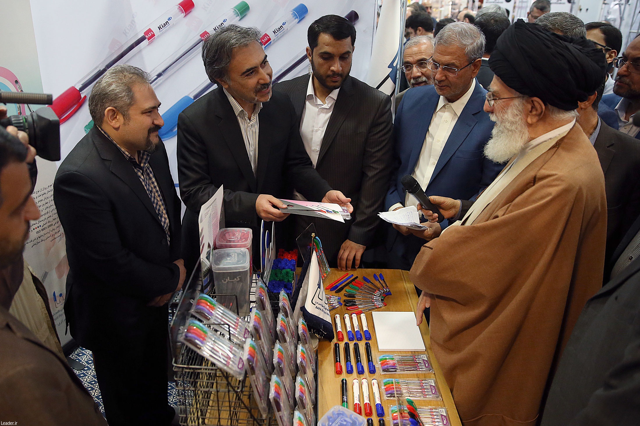 بازدید رهبر انقلاب اسلامی از نمایشگاه کالای ایرانی