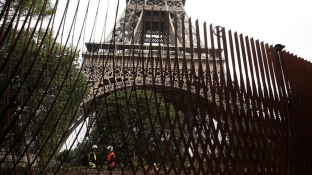 فرانسه دور برج ایفل حفاظ‌های ایمنی نصب کرد