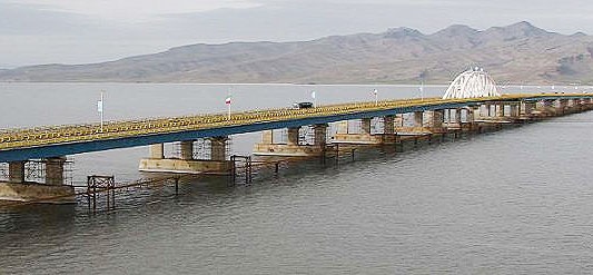 پل میان‌گذر دریاچه ارومیه