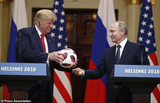 توپ فوتبال اهدایی پوتین به ترامپ در دست بررسی‌های امنیتی