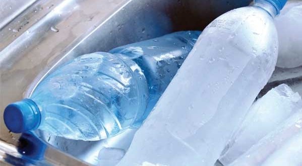  چرا باید از مصرف آب معدنی یخ زده پرهیز کرد؟