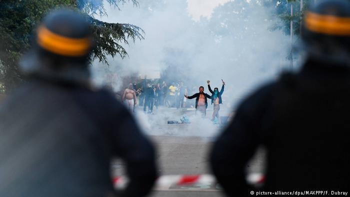 معترضان به قتل یک جوان توسط پلیس در فرانسه ده‌ها خودرو را به آتش کشیدند