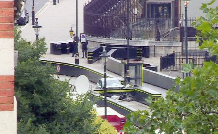 پلیس لندن: کوبیدن اتومبیل به حفاظ پارلمان حمله تروریستی بوده است