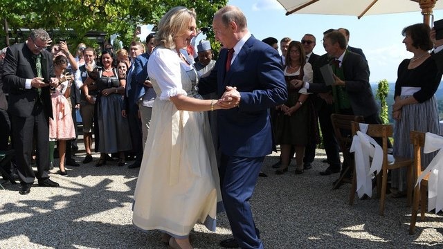 رقص و آواز پوتین در مراسم ازدواج وزیر خارجه اتریش