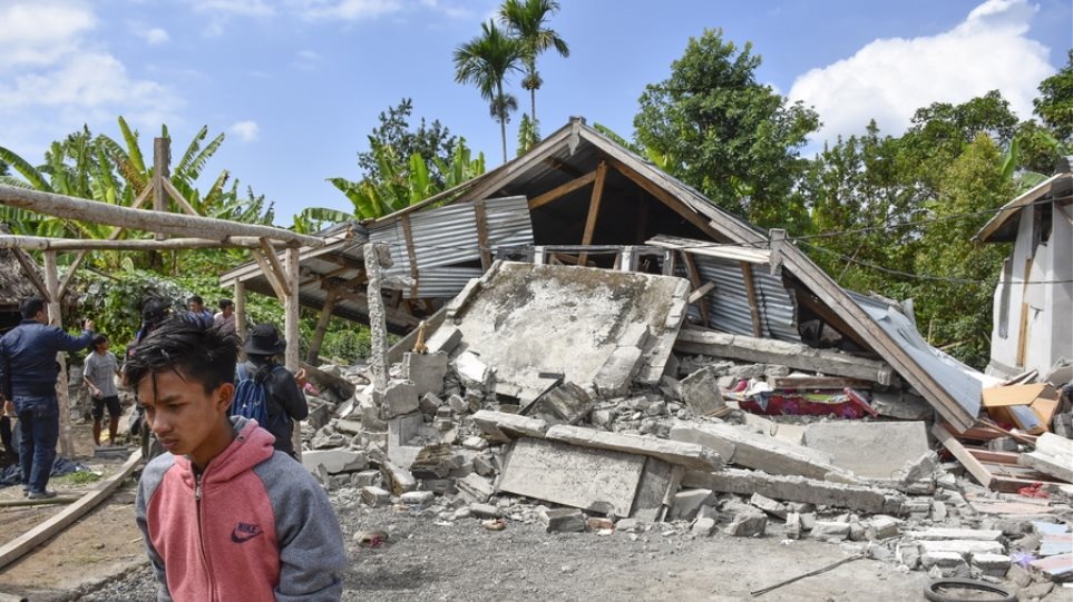 فرار گردشگران از اندونزی | شمار قربانیان زلزله به بیش از ۹۰ نفر رسید